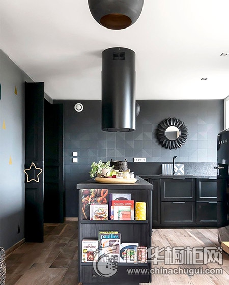 小洋楼厨房黑色橱柜装修效果图