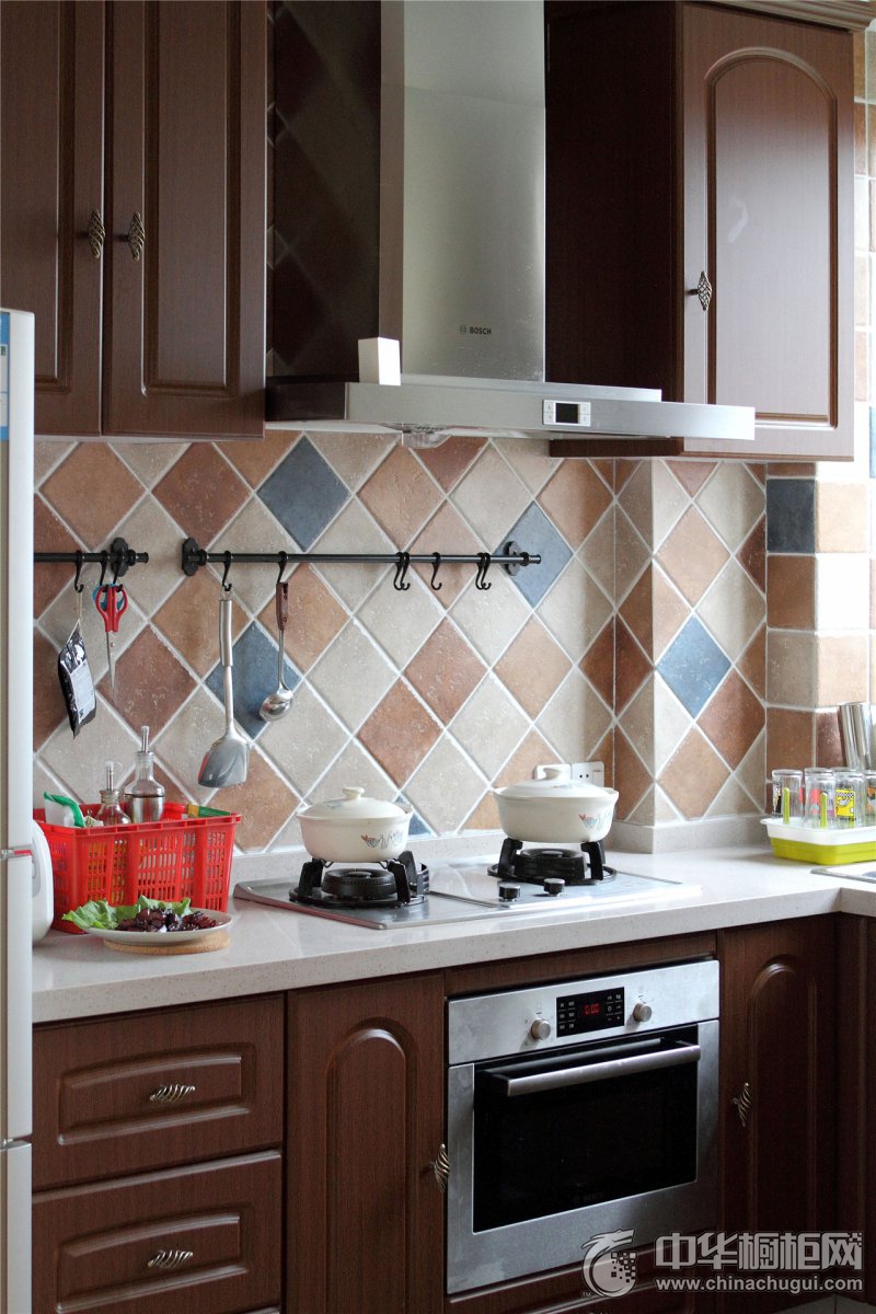 东南亚风格厨房实木橱柜装修效果图