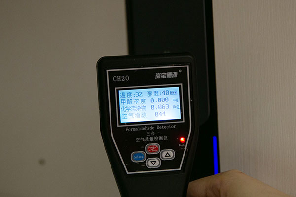 系统开启5分钟后，测试柜体空气质量